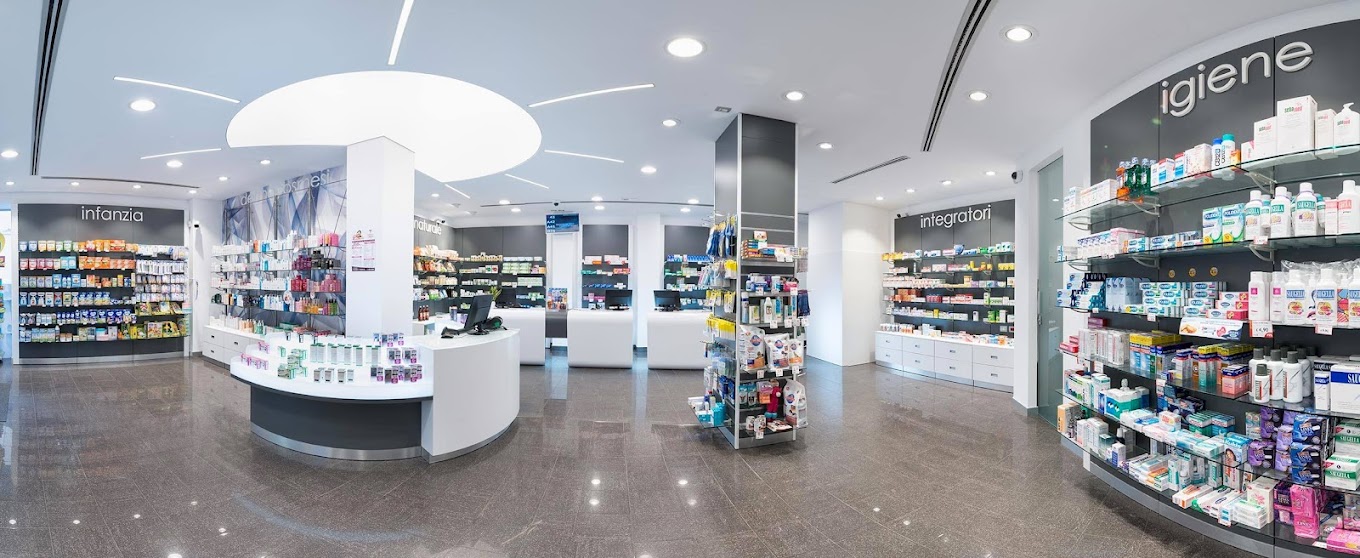 L'interno della Farmacia Commenda: banco, scaffali di integratori, igiene e prodotti per l'infanzia